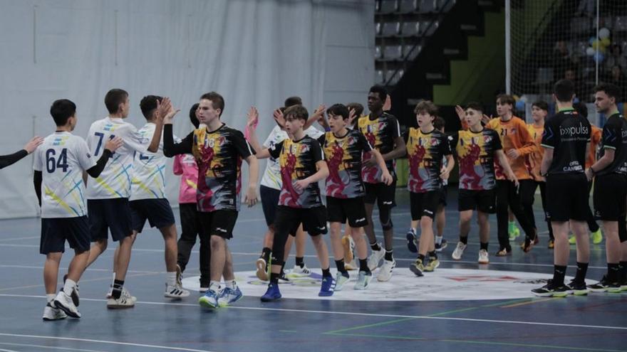El equipo infantil masculino de Castilla y León, con Bores y Muriel, saluda a sus rivales. | CESA 2024