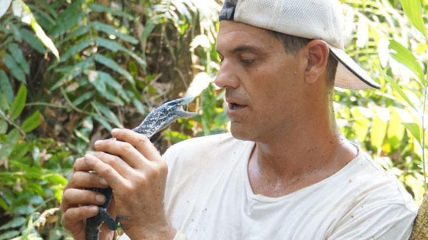 Frank Cuesta con un reptil