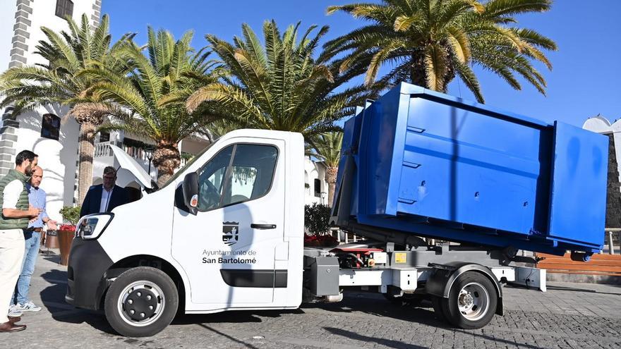 San Bartolomé adquiere un nuevo vehículo para reforzar la recogida de residuos