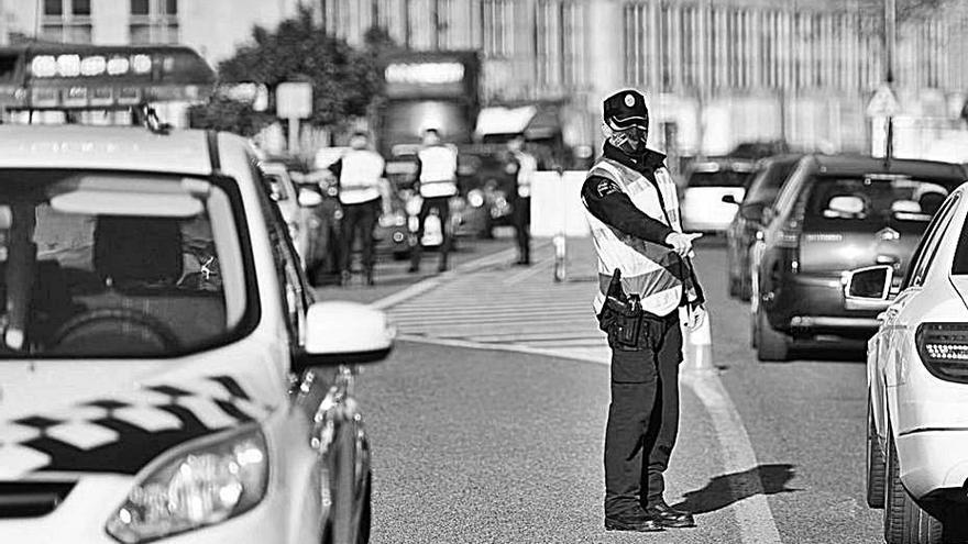 Un control de la Policía Local a la entrada de Marín.   | // FDV