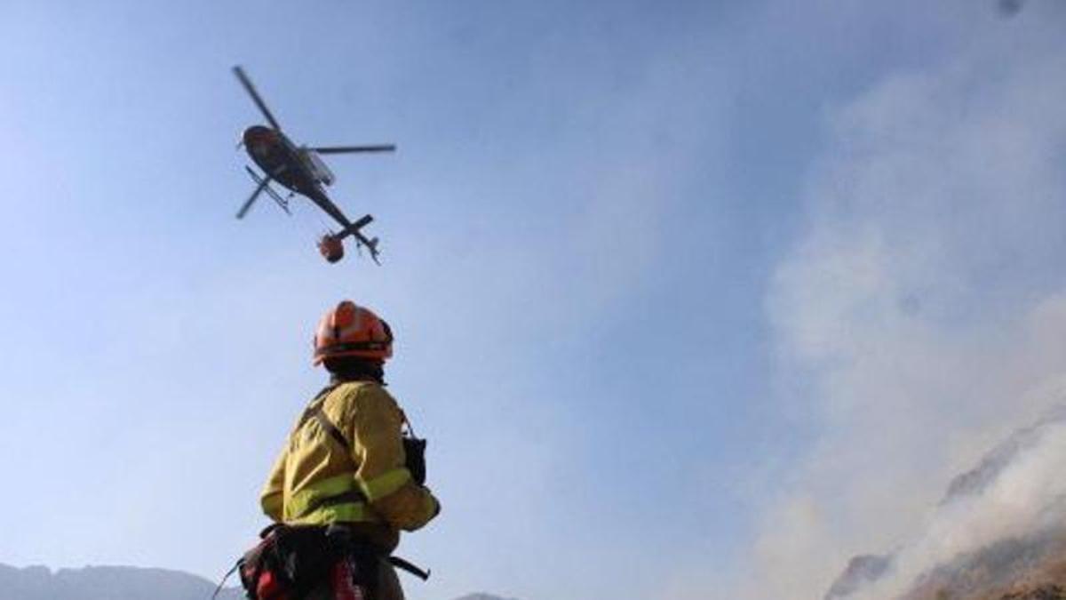Un miembro del operativo de extinción en el incendio del Cañón del Tera