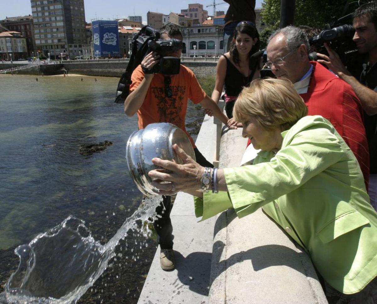 Paz Fernández Felgueroso, durante la bendición de las aguas de 2011, junto al párroco de San Pedro, Javier Gómez Cuesta. | Marcos León