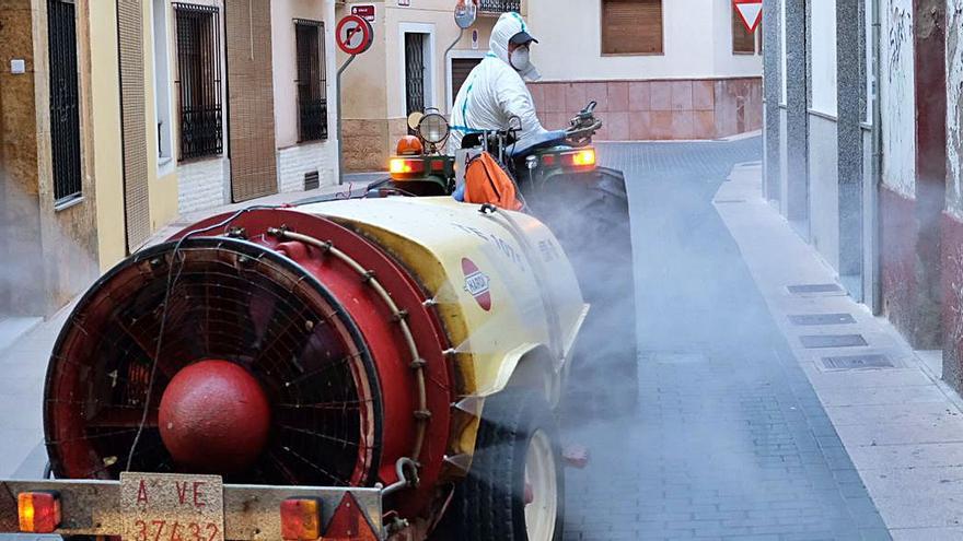 Un agricultor fumiga las calles de Aspe durante el confinamiento.