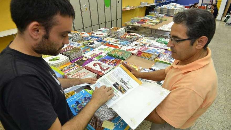 Banco de libros en la Casa da Luz. // Gustavo Santos