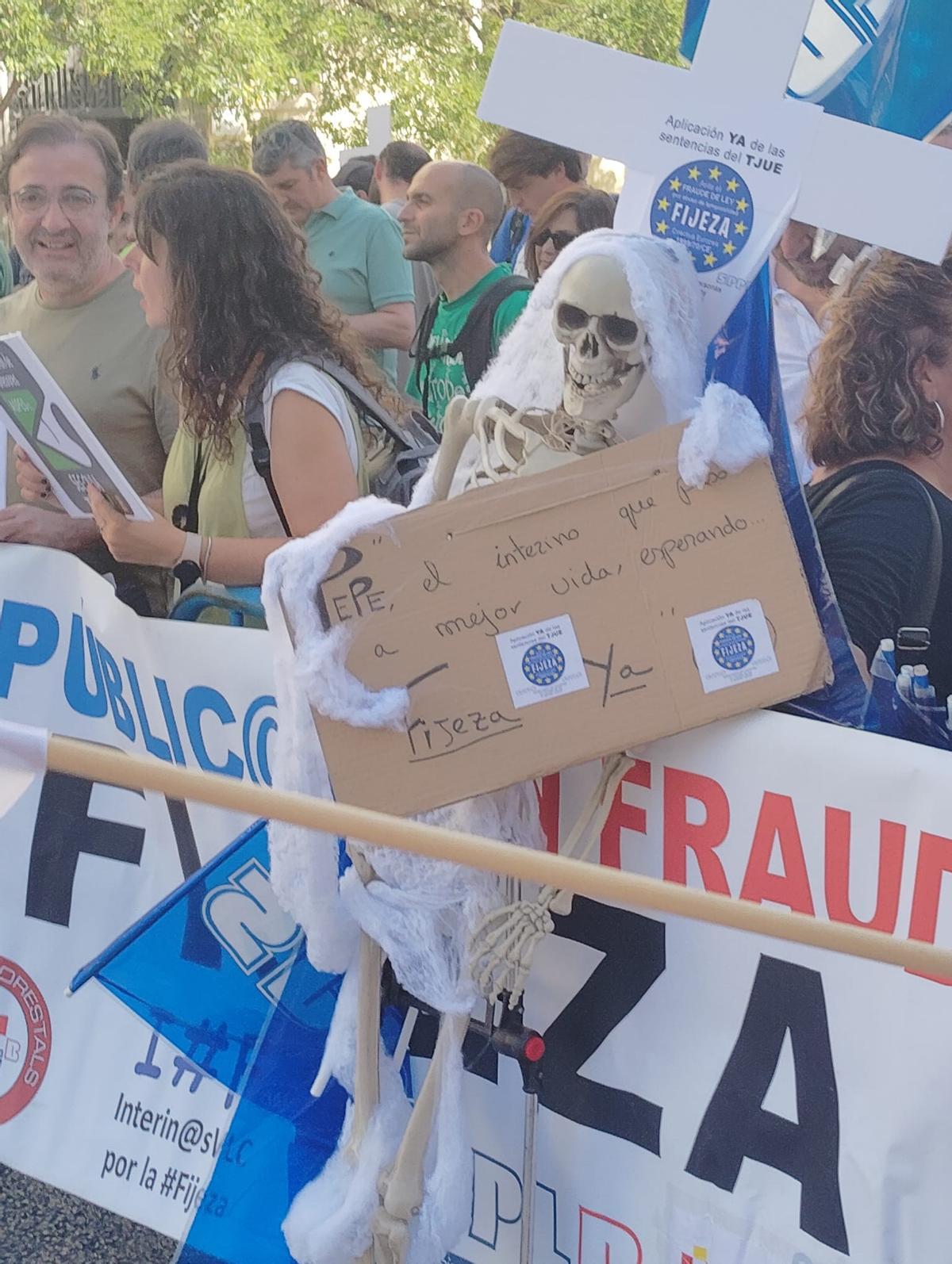 Uno de los carteles portados durante la protesta.