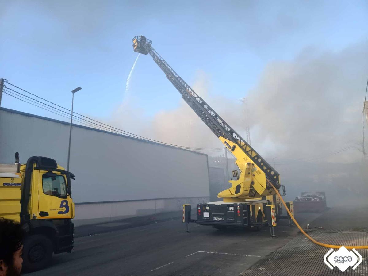 Los bomberos, trabajando en el exterior de la nave.