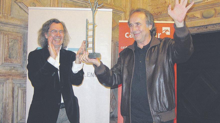 Arriba, Fernando Beltrán, con el cantautor Joan Manuel Serrat, con el premio «Aula de las Metáforas», en abril de 2011. Debajo, José Sacristán, durante su estancia en Grado, en 2022. A la izquierda, el banco en forma de libro.