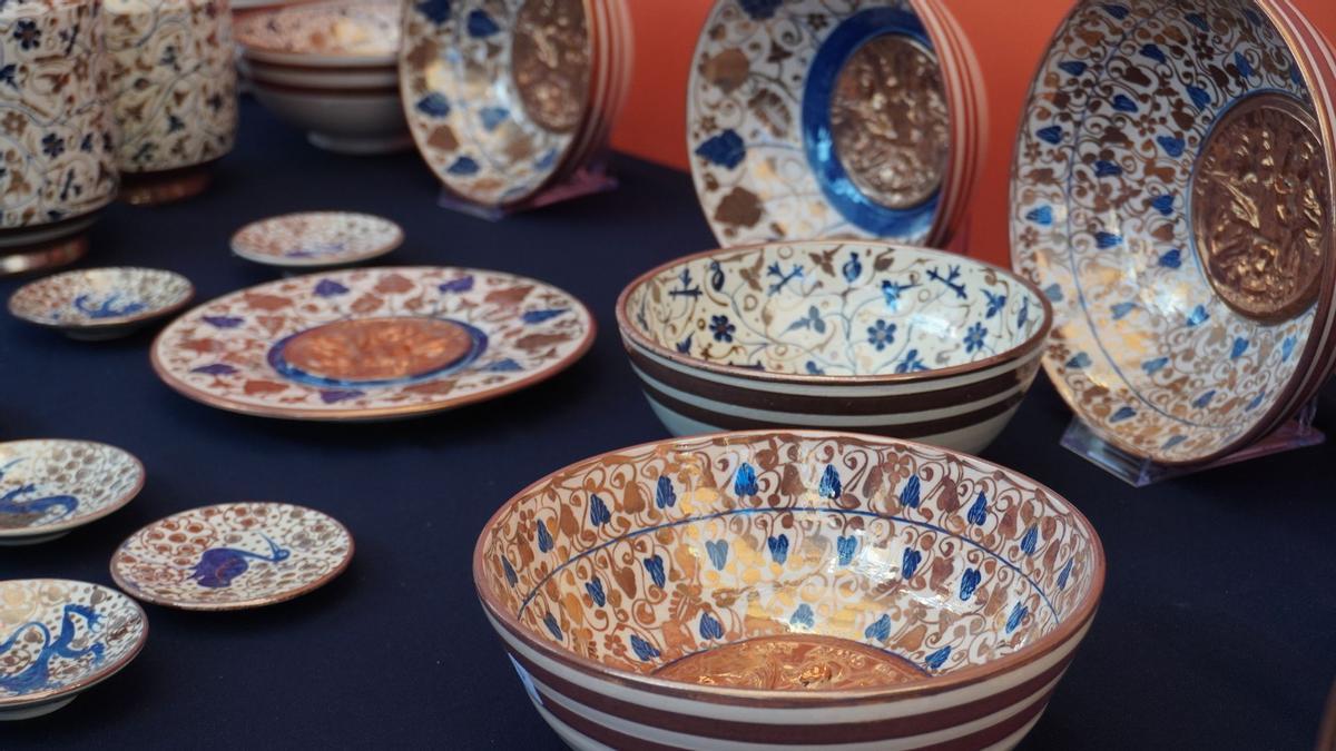 Creaciones de reflejo metálico de Manises expuestas en la Fiesta de la Cerámica.