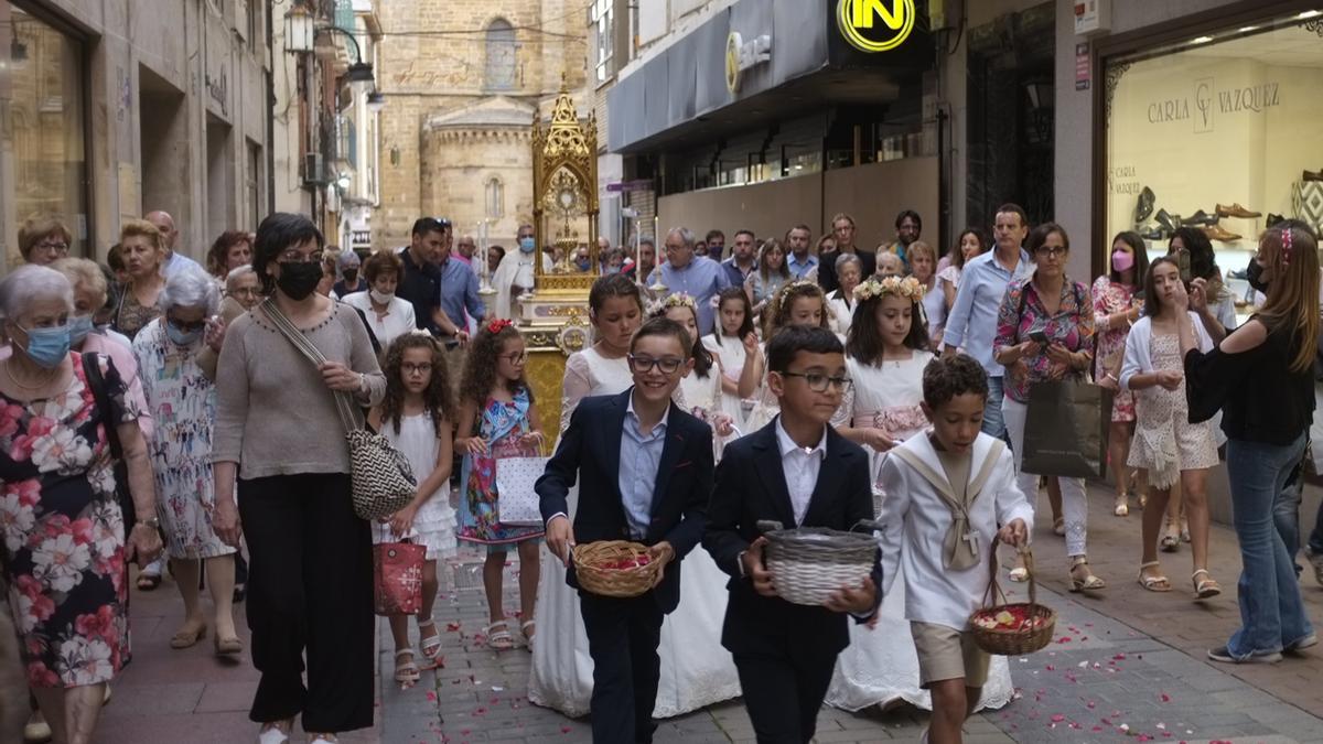 Detrás de los niños procesionó la custodia.