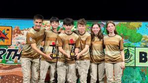 Los integrantes de Robotech Mollerussa. De izquierda a derecha, Marc Perera, Oriol Roure, Sergi Civit, Julià Domingo, Abril Armengou y Àneu Tarragó