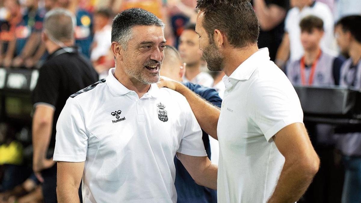 Xavi García Pimienta saluda a Rubén Pipo Baraja en la banda del Estadio de Mestalla, el 18 de agosto de 2023, antes de la disputa de la segunda jornada liguera y que se saldó con derrota grancanaria por (1 0)