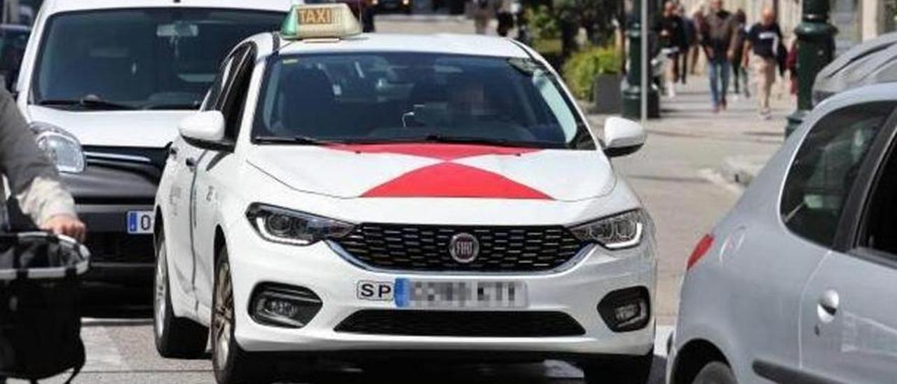 Un taxi circula por el casco urbano de Vigo.