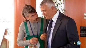 El clon de Paolo Vasile, amb el personatge de Coque, en la sèrie ’La que se avecina’, de Tele 5.