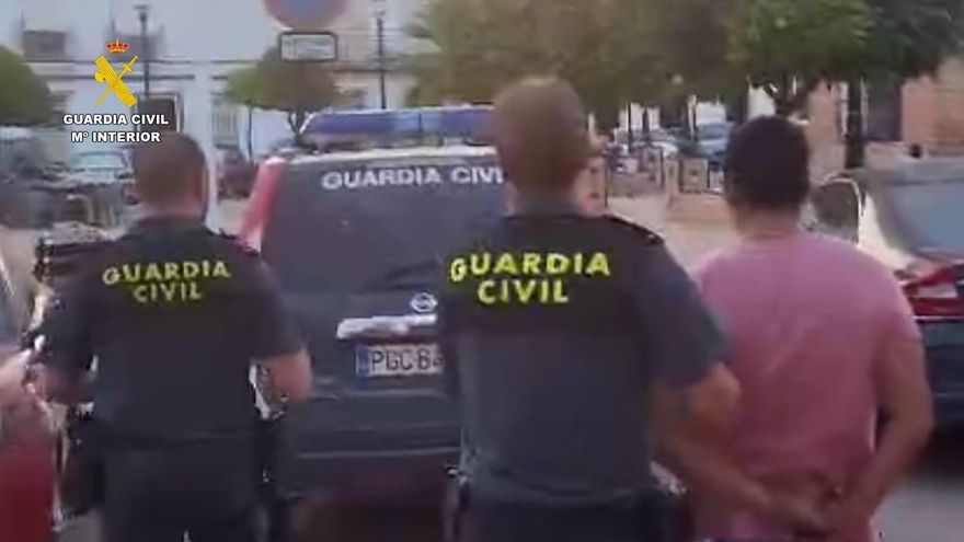 Detienen a tres personas por agredir a menores de edad en Pilas para robarles dinero y unas zapatillas de deporte