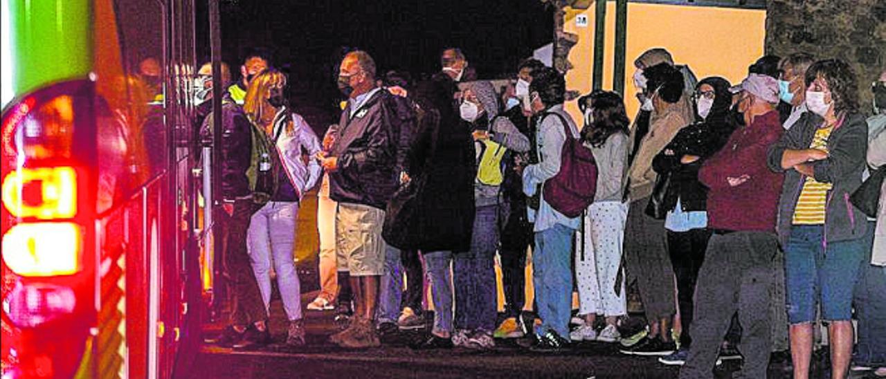 Cola de personas para coger la guagua para ver el volcán.