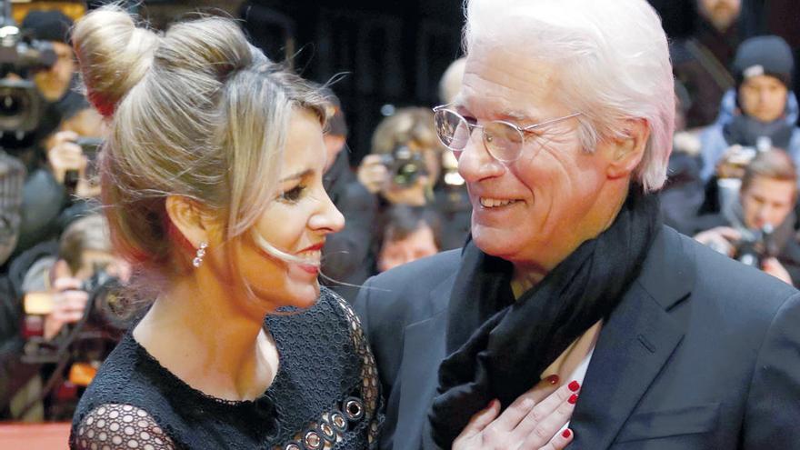 Richard Gere y su novia Alejandra Silva, ayer en la Berlinale. // Efe