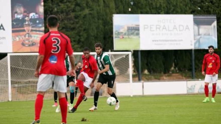 Ernest Forgas, autor d&#039;un doblet, en una jugada davant un rival de l&#039;Ascó.