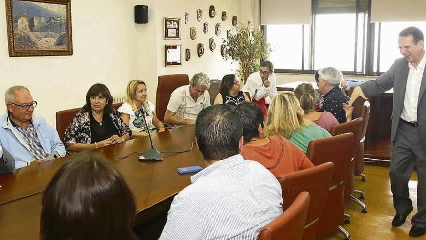 Representantes de asociaciones de comerciantes y hosteleros, ayer, en el Concello con Caballero. // A.V.