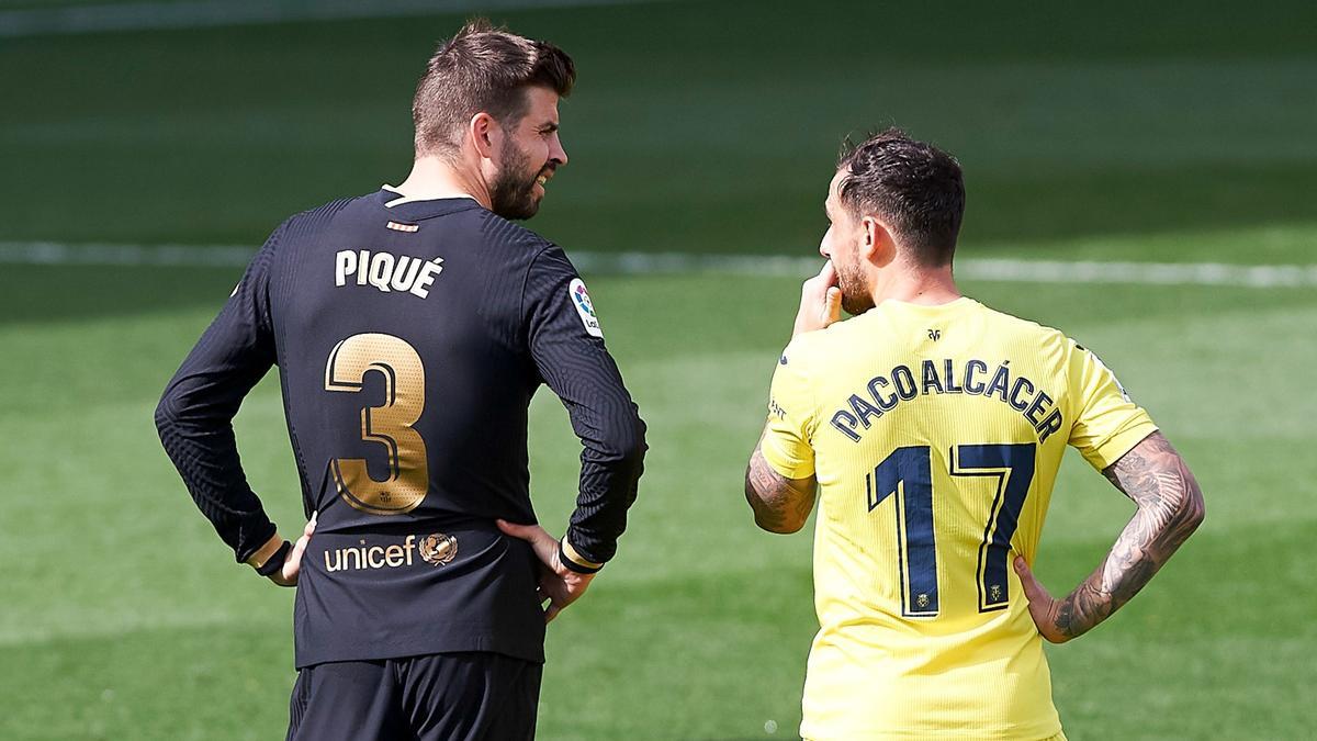 Piqué y Alcácer, excompañeros en el Barça, conversan durante el partido.