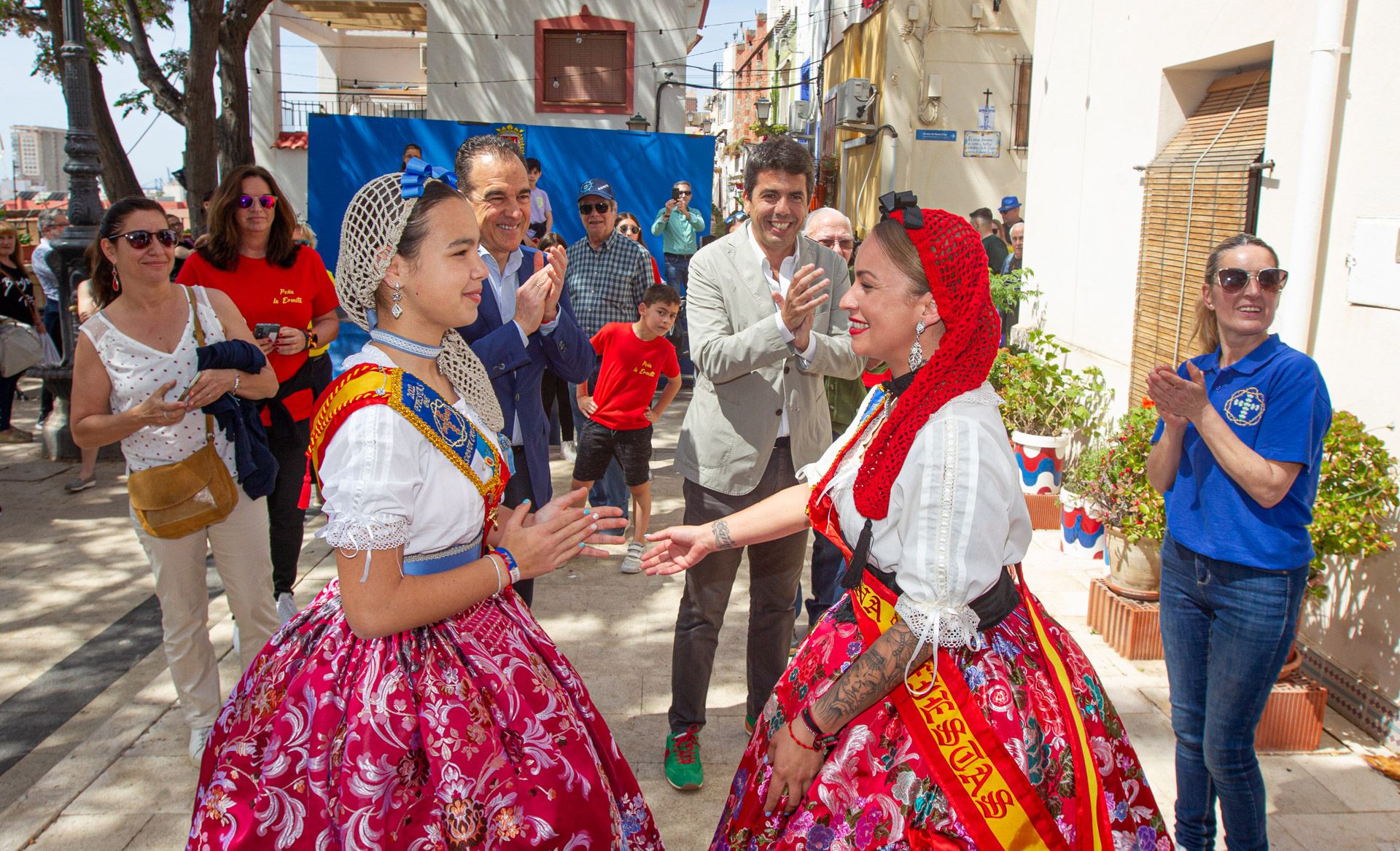 Santa Cruz se engalana con las Cruces de Mayo