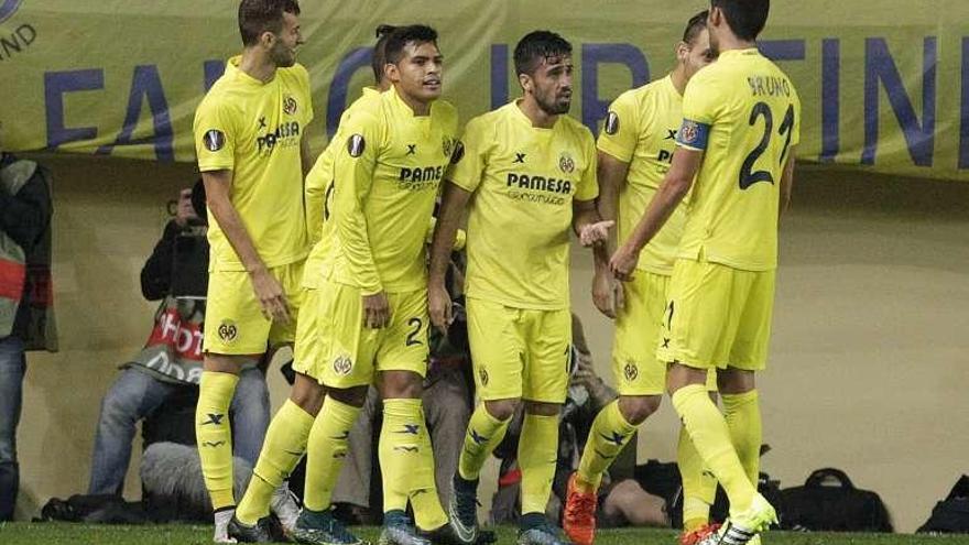 Los jugadores festejan el gol de Baptistao. // Efe