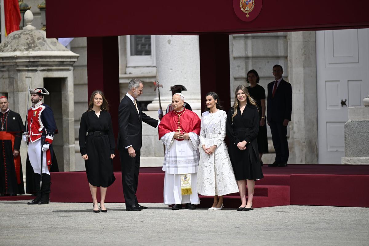 El Rey Felipe VI; la Reina Letizia; la Princesa Leonor; y la Infanta Sofía asisten a la ceremonia de bienvenida al Papa León XIV en el Palacio Real