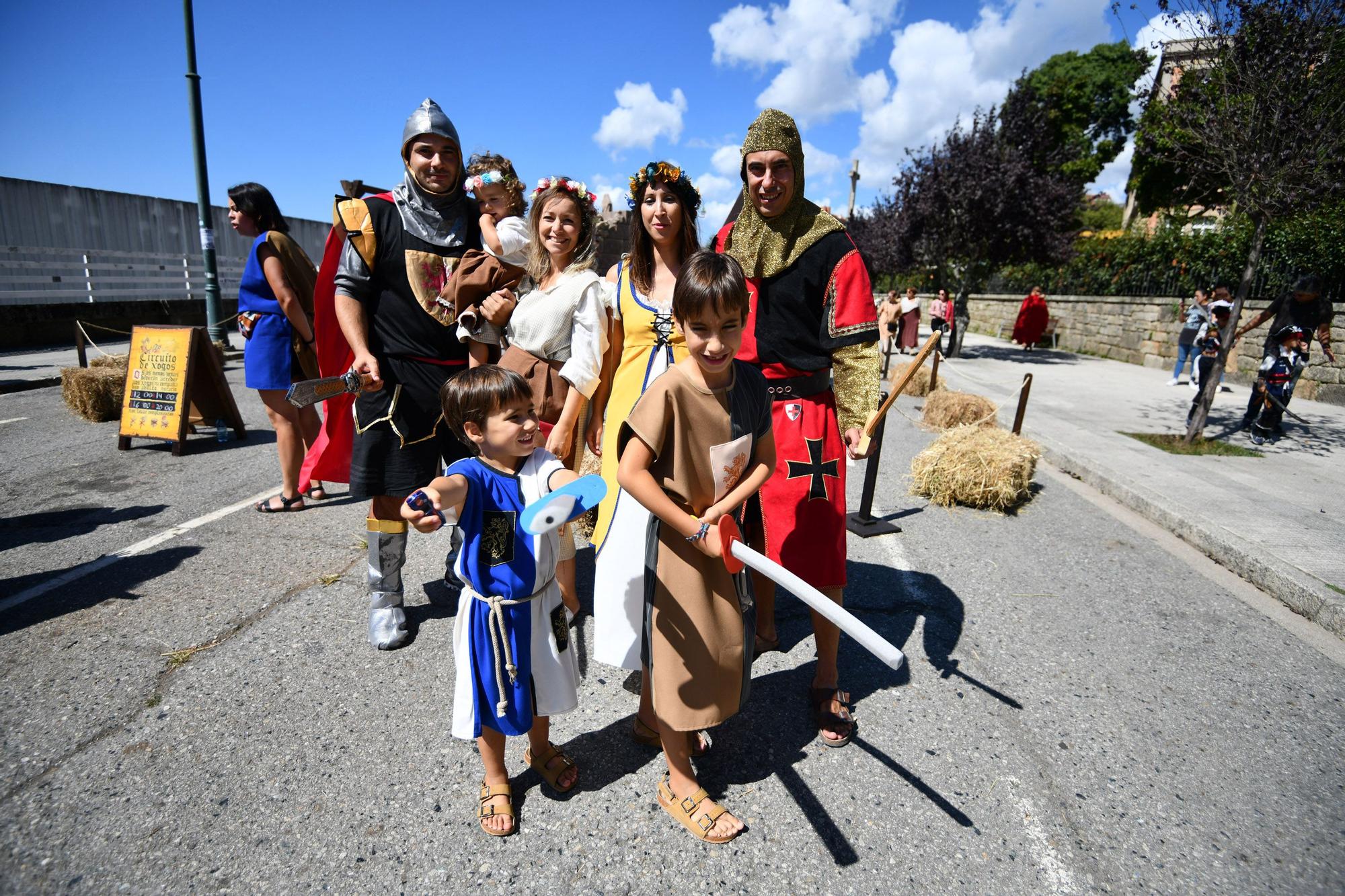 Cortesanos, bufones, damas y caballeros celebran el retorno de su señor: la Feira Franca anima Pontevedra