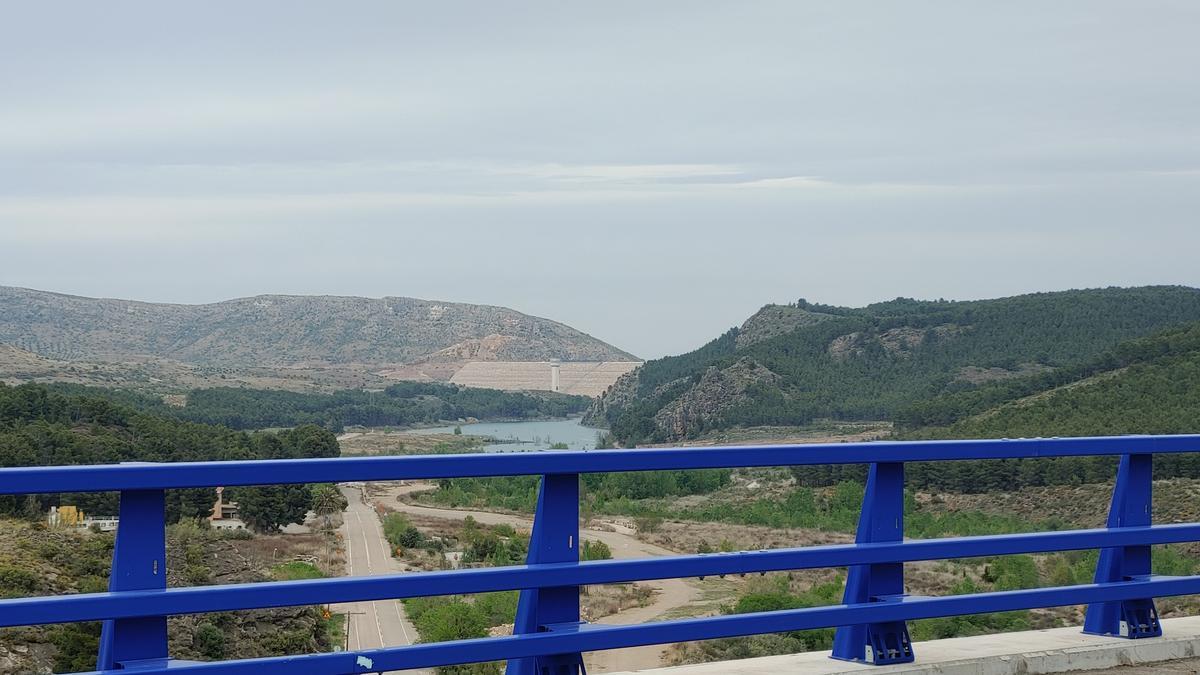 La presa de Mularroya, desde la cola del embalse.