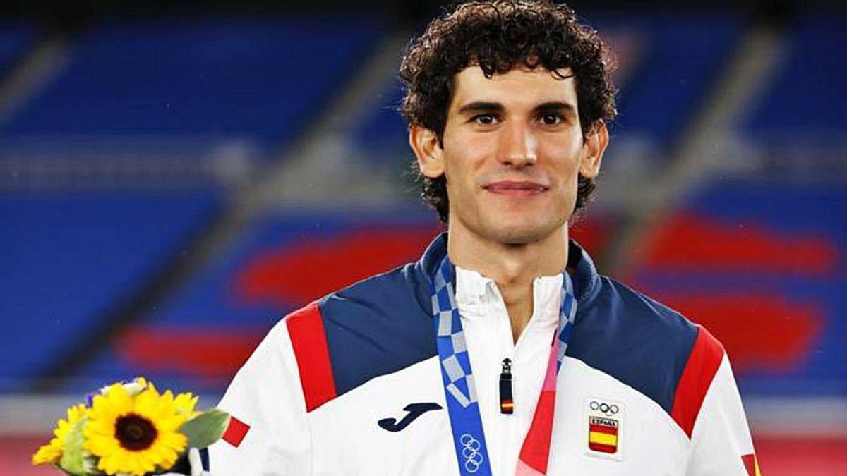 Jesús Vallejo, con la medalla de plata tras la final olímpica de Tokio. | SERVICIO ESPECIAL