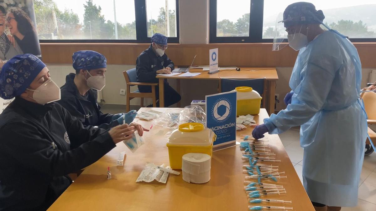 Personal del Sergas preparando un dispositivo de vacunación