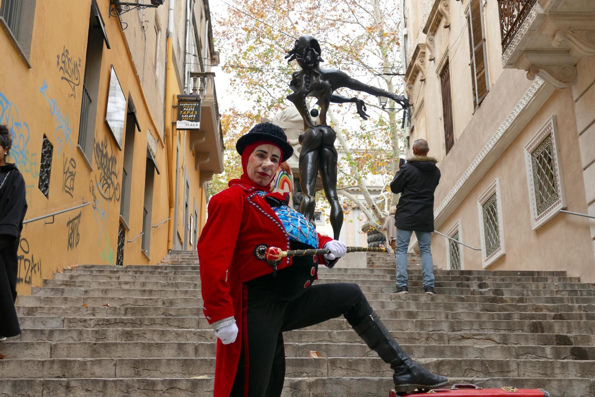 La Dona dels Nassos passeja pel centre de Figueres