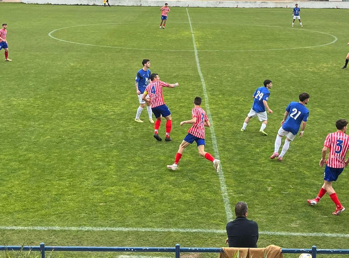 Michi despeja un balón