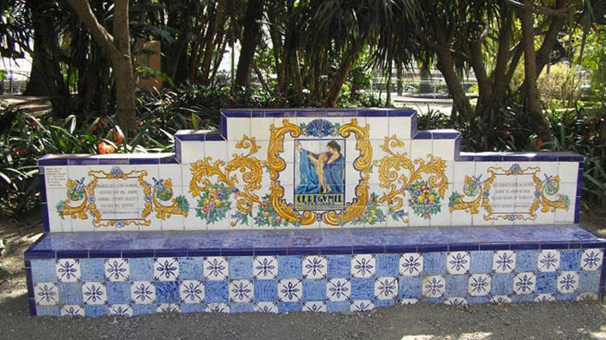 Banco con azulejos de cerámica donado por Fernández y Canivell S.A., con publicidad histórica de su famoso complemento alimenticio Ceregumil.