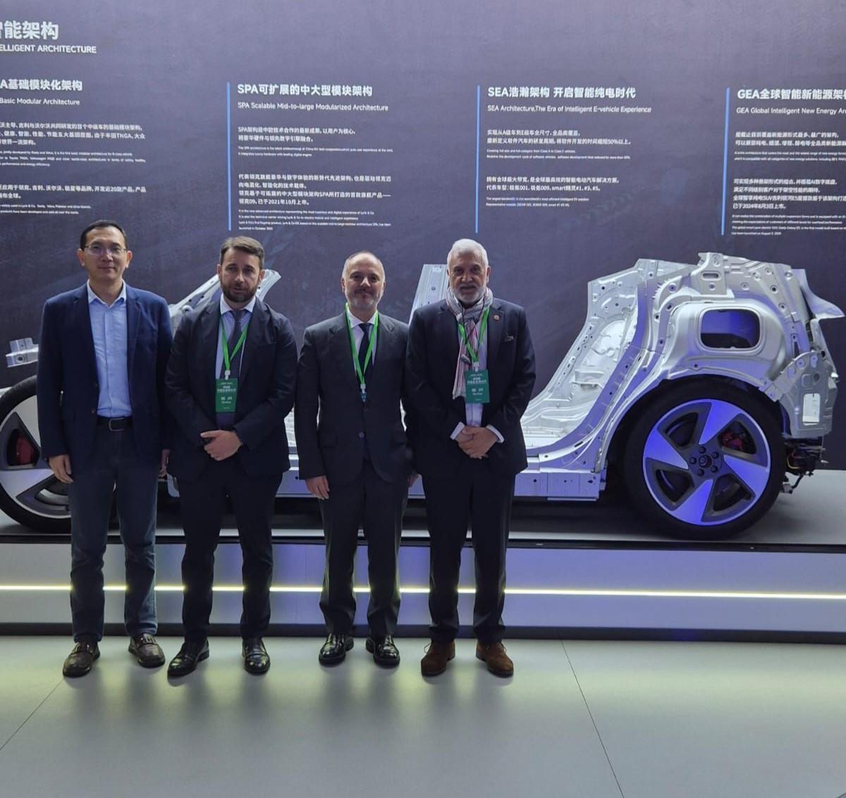Regades, con una de las plataformas de Geely detrás.