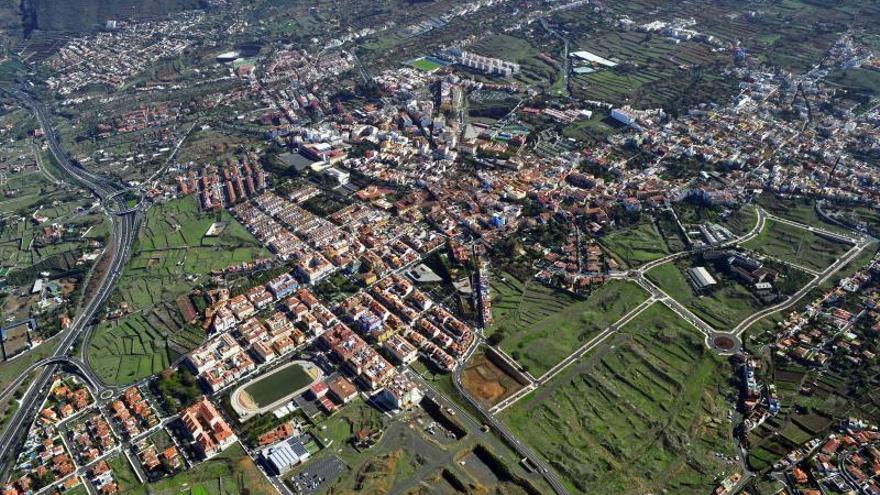 La urbanización Lercaro (a la derecha) es un gran espacio libre en el casco villero donde sólo existen viales, aceras y el IES Rafael Arozarena.