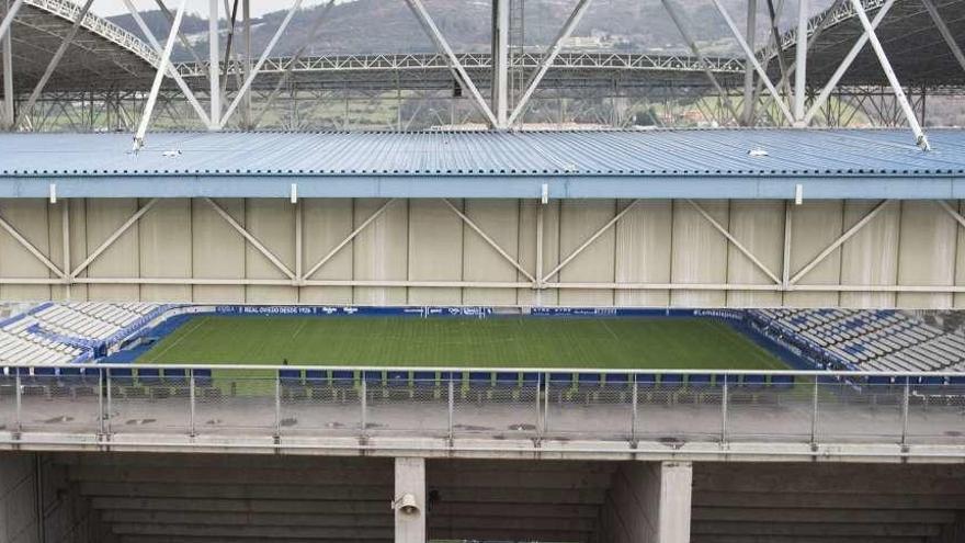 El estado del césped del Tartiere  visto desde los exteriores del estadio antes de un derbi