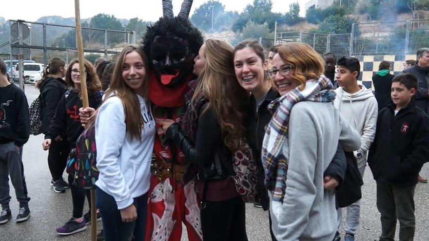 Vibrante visita a centros escolares y centro de día