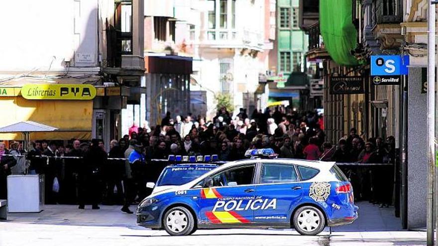 Cientos de ciudadanos agolpados en las inmediaciones de la zona acordonada por la policía para preservar la seguridad de la ciudad.