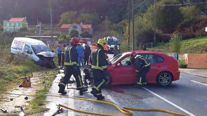 Estado en el que quedaron los dos vehículos tras la colisión frontal en la carretera de Igresario a Vilanova, en Pinténs, en O Hío.  // G.N.