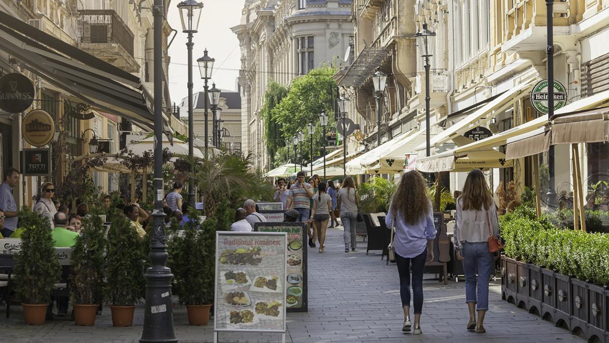Terrazas y edificios históricos en el casco antiguo de Bucarest, uno de los barrios más animados de la capital rumana.