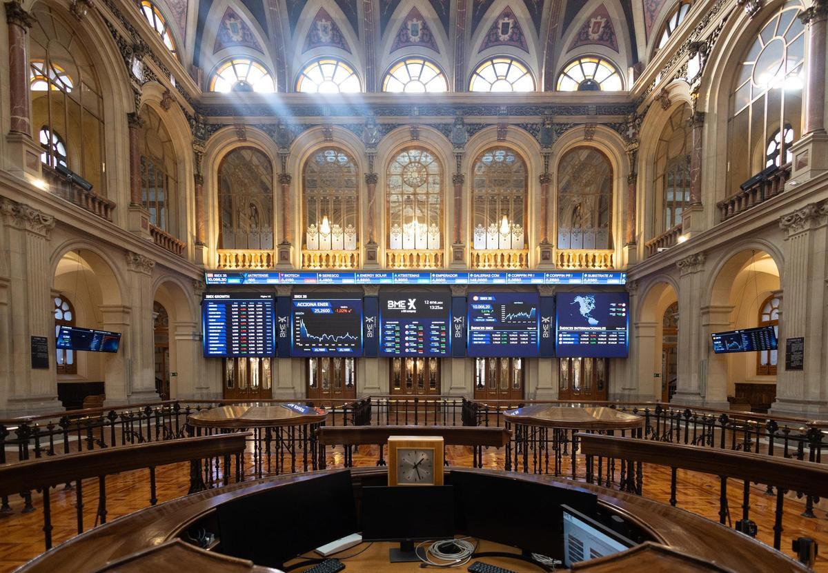 Paneles del Ibex 35, en el Palacio de la Bolsa, en Madrid.
