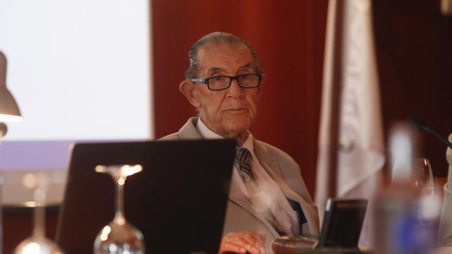 Muere Juan Velarde: la vida en imágenes del reputado economista asturiano