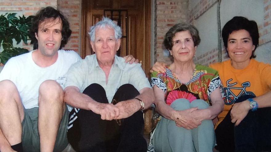 Aguado amb la seva esposa, Ginesa Jódar Flores, el seu fill Xavier i la parella d&#039;aquest, Montse |