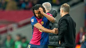 Flick saluda a Koundé cuando le hace entrar en la segunda mitad del Barça-Rayo en Montjuïc.