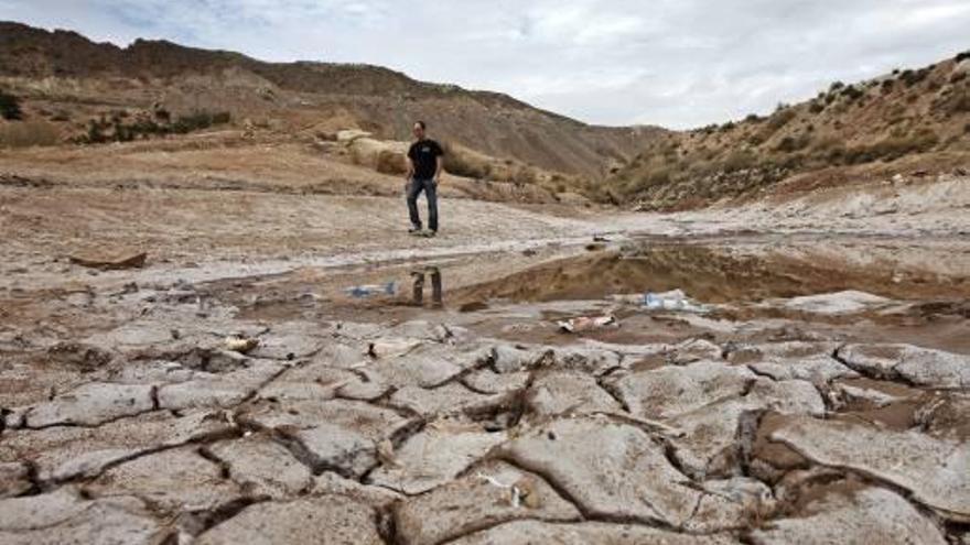 Denuncian daños en el protegido Barranco de la Sal por el movimiento de tierras del basurero