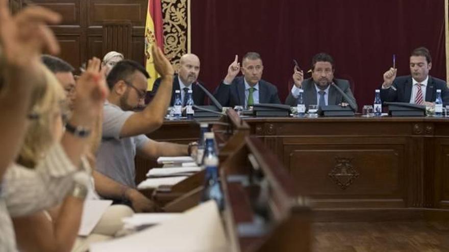 El consistorio deja abierta la puerta de la negociación para asumir la Piscina Provincial