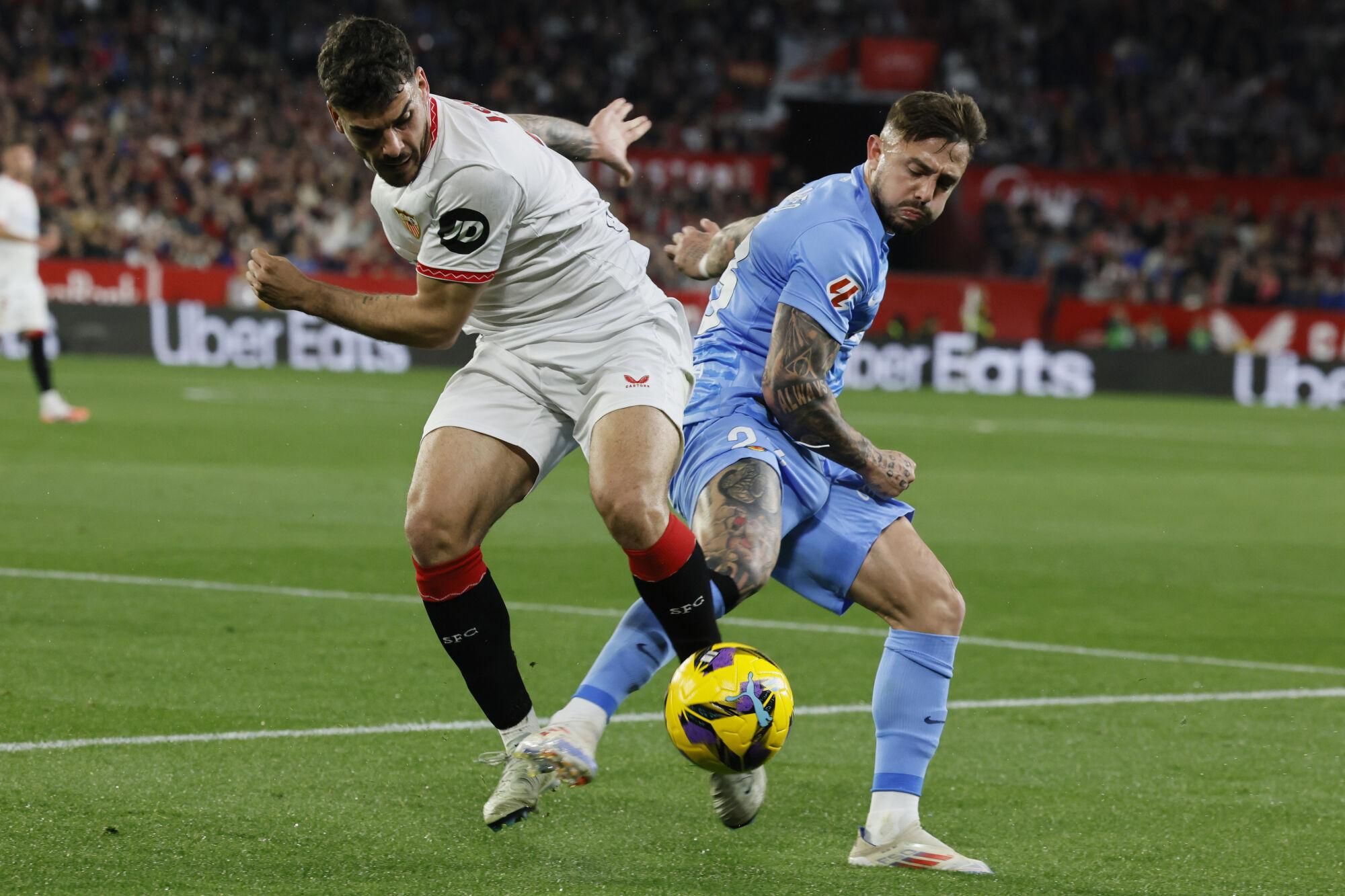 SEVILLA, 24/2/2025.- El delantero del Sevilla Isaac Romero (i) lucha con Pablo Maffeo, del Mallorca, durante el partido de LaLiga que Sevilla FC y RCD Mallorca disputan este lunes en el estadio Ramón Sánchez-Pizjuán. EFE/José Manuel Vidal