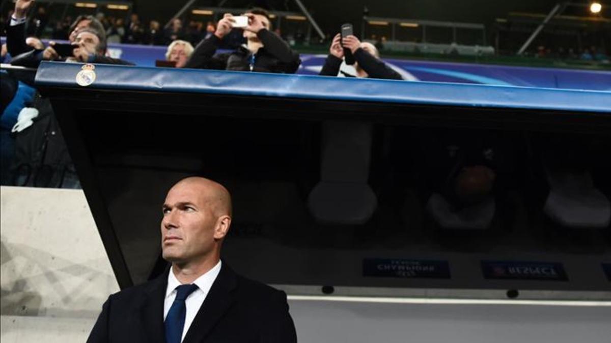 Zidane, en el campo del Legia