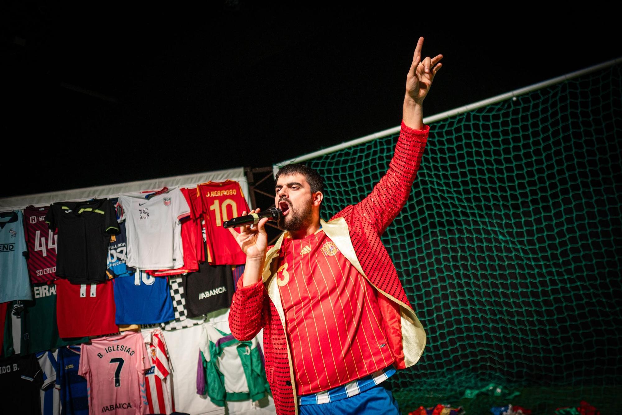 Javier Castiñeira durante la representación de 'Brazaletes', de su compañía Amorodio Teatro.