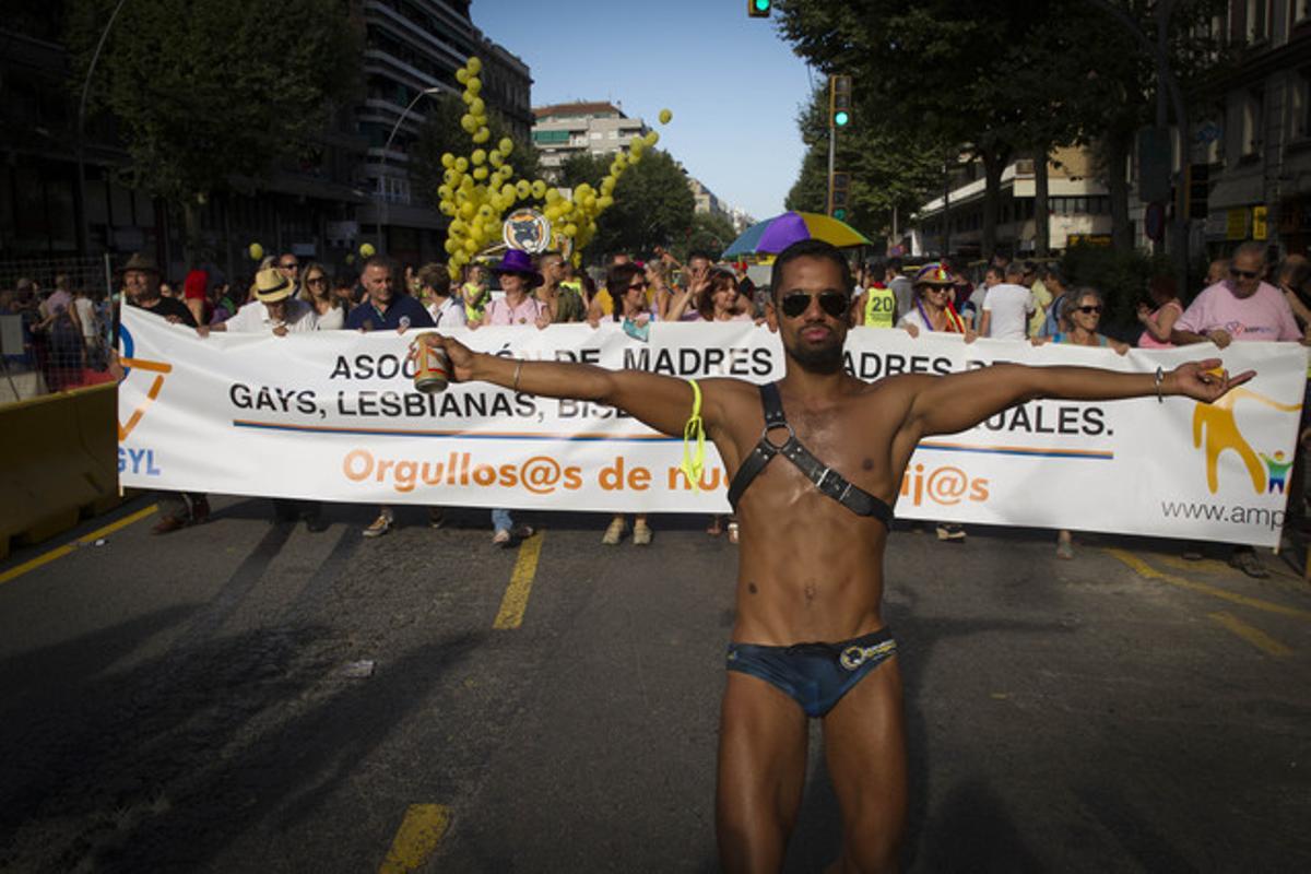 Delante de una pancarta en la marcha del orgullo gay de Barcelona.